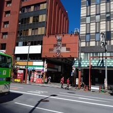 浅草観音通りの入口