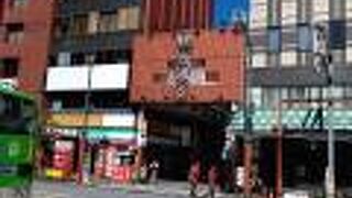 伝統的な手工芸品や食べものの屋台が建ち並ぶ通り