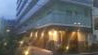 マンションの一角にあります。周辺には問屋場、高札場跡の説明板もありました。