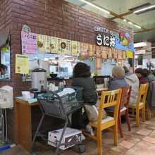 お品書きは壁に出ています。12月には牡蠣メニューが豊富。