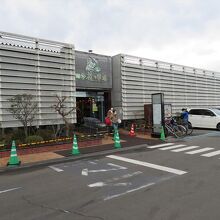 片倉商店が入っている≪仙台場外市場 杜の市場≫外観。