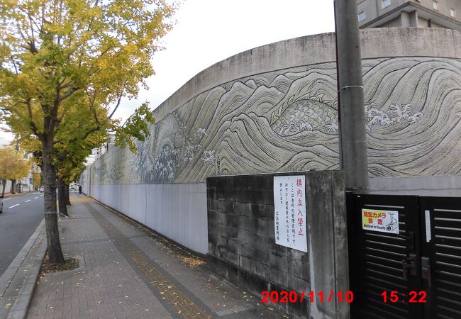 広島逓信病院の南にある広島拘置所うを囲む壁に