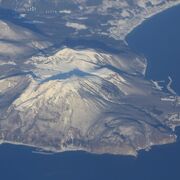 北海道便に乗ると最初に見えてくる火山です