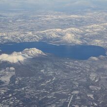 空から見た支笏湖。苫小牧上空より。