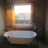 沈む夕日と海を眺めながら入浴できる