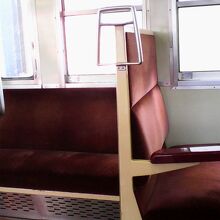 ボックス席が並ぶ昔ながらの電車が懐かしいです
