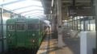 ボックス席が並ぶ昔ながらの電車が懐かしい路線です