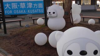 広い駐車場のサービスエリア