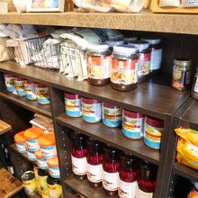 調味料が店内にみっしり置かれている。