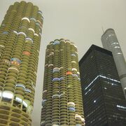 シカゴ川沿いにあるトウモロコシの形の高層ビル