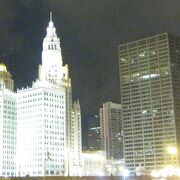 シカゴ川沿いにある白くて時計塔のあるビル