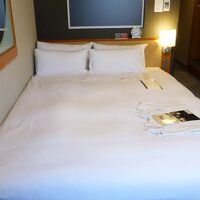 シモンズベッドで寝心地良く、羽毛掛布団の質感も良かった