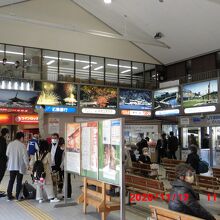 左奥に売店とコインロッカーがあります