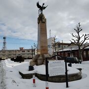 地球儀の上に羽を広げた鳳凰のモニュメントは明治天皇御上陸記念碑