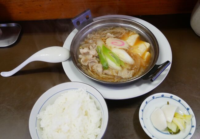 市民市場すぐの大衆食堂春駒で肉鍋定食