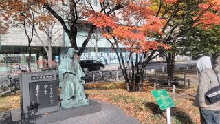 歌碑も立派だったでしたが、紅葉とのコラボが良かった