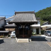 本町通りの道の中央に位置する神社。