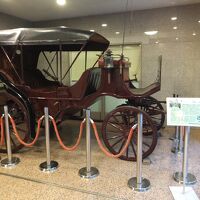 １階に展示されている馬車のモニュメント（フロントは２階です）