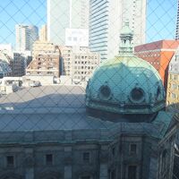 ホテルの廊下の窓から見える旧横浜正金銀行本店の建物