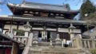 温泉街にあり薬師如来像が見れます。