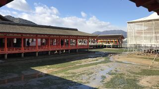 厳島神社（広島県宮島）：干潮時は半減以下