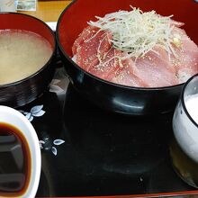 マグロづくし丼