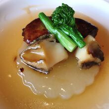 フォアグラのステーキ　柔らかあわび姿添え