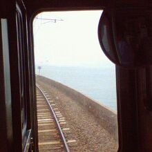 かなり長い時間に渡って海沿いを走ります