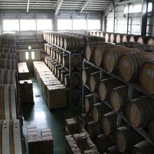 樽詰めして熟成中の黒糖焼酎