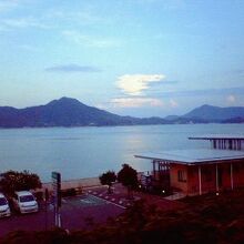穏やかな海面に島々が浮かぶ瀬戸内の海景色を存分に楽しめます
