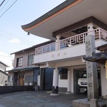 独特な形状の建物。