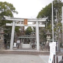 鳥居の真ん中の神社名プレートは新しい。