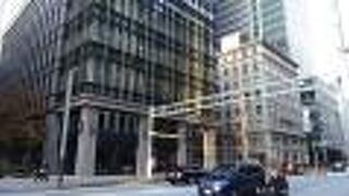 こんなに多くの座るところが多いビルは初めてです。