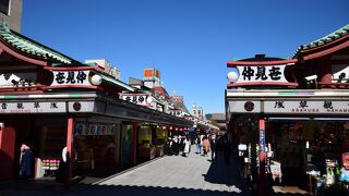 雷門から浅草寺へと続く露店街