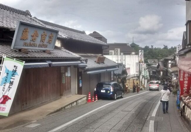 この店の日本建築はきれいで必見