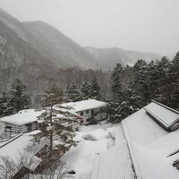 朝の7階廊下から見た湯西川の景色。風情がありますねぇ。