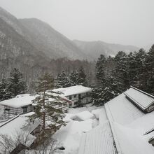 朝の7階廊下から見た湯西川の景色。風情がありますねぇ。