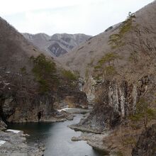 滝の反対側には、峡谷らしい景色が広がっています。