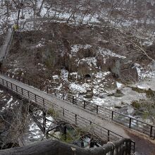 入口から虹見橋までは10分～15分ほどで行けます。