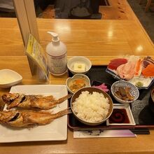 刺身と焼き魚の定食（海幸定食）