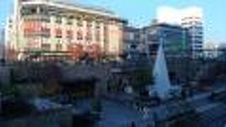 駅前の一際大きいビル