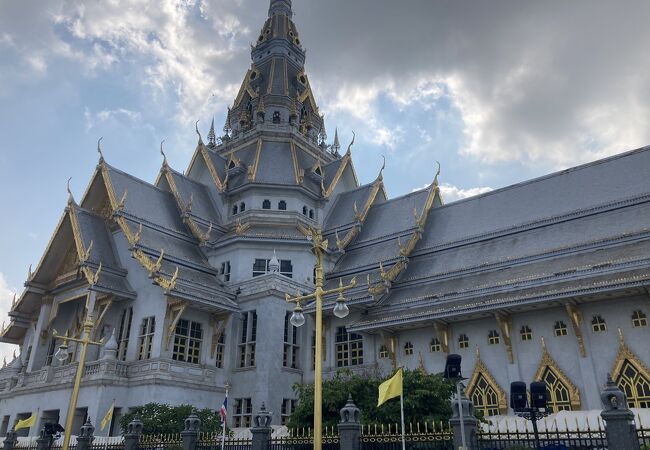 バンコク から1時間、参拝客の多いタイ王室の美しい寺院