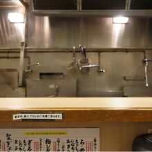 1階はカウンター席のみ