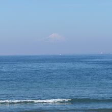 東京湾越しに遠くにある富士山が見える