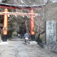 宇治神社の横を通り本殿へ