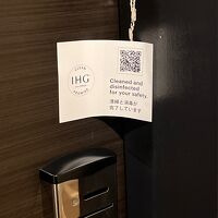 部屋のドアに貼られた清掃済みのシール