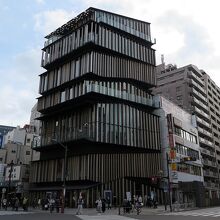 隈研吾さん設計の建物です