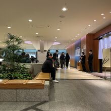 お店の前も広場 椅子やベンチもいっぱい