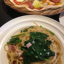 スパゲティとマルゲリータピザ