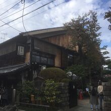 横の庭で待てます